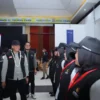 Pj Wali Kota Cimahi, Dicky Saromi bersama Ketua Bawaslu Cimahi, Fathir Rizkia Latif saat Memberikan Pembekalan pada Anggota TPS Jelang Hari Pemungutan Suara (Mong)