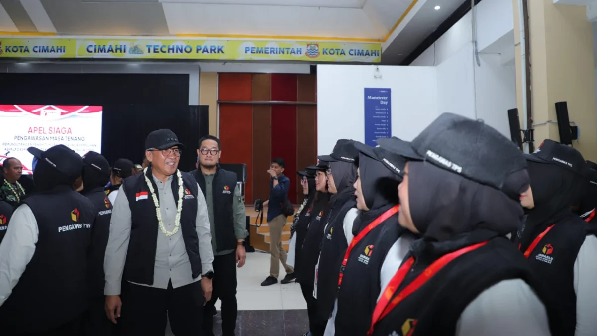 Pj Wali Kota Cimahi, Dicky Saromi bersama Ketua Bawaslu Cimahi, Fathir Rizkia Latif saat Memberikan Pembekalan pada Anggota TPS Jelang Hari Pemungutan Suara (Mong)