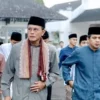 Herdiat Sunarya (kiri) dan Yana Diana Putra (kanan) berjalan berdampingan dalam sebuah acara di Pendopo Kabupaten Ciamis Jawa Barat belum lama ini saat masih menjabat sebagai kepala daerah di Ciamis. (Istimewa)