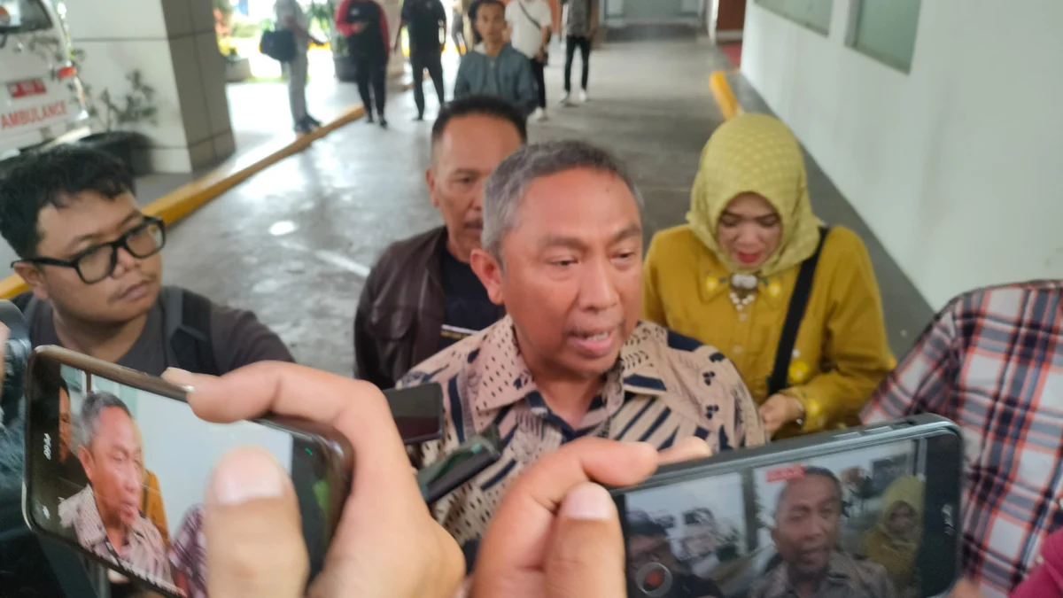 Dok. Sekda Cimasi, Andang Firman usai menjemput Jenazah Yana D Putra di RS Borromeus, Kota Bandung. Senin (25/11). Foto. Sandi Nugraha.