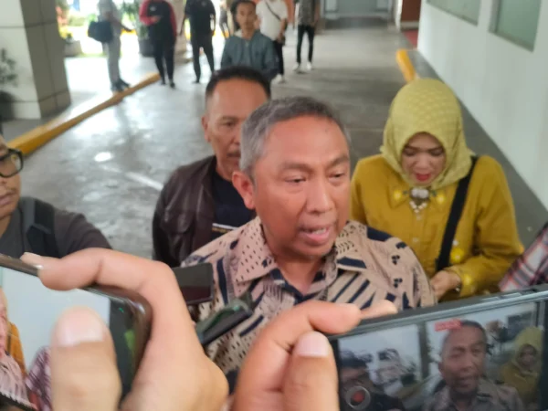 Dok. Sekda Cimasi, Andang Firman usai menjemput Jenazah Yana D Putra di RS Borromeus, Kota Bandung. Senin (25/11). Foto. Sandi Nugraha.