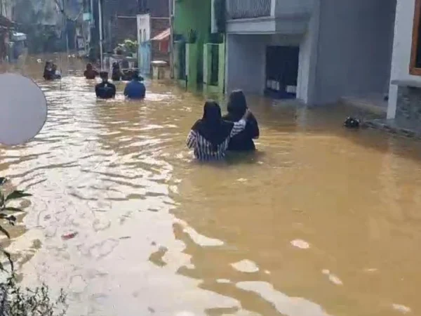 Banjir yang melanda Kampung Bojong Asih, Dayeuhkolot, Kabupaten Bandung, dengan ketinggian air mencapai 80 hingga 100 meter. Foto Istimewa