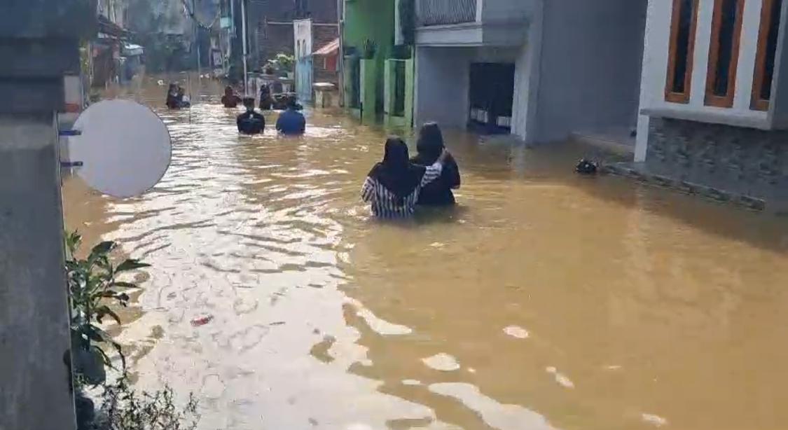 Banjir yang melanda Kampung Bojong Asih, Dayeuhkolot, Kabupaten Bandung, dengan ketinggian air mencapai 80 hingga 100 meter. Foto Istimewa