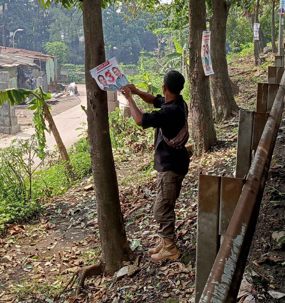 Tim Gabungan DLH, Satpol PP, KPU, dan Bawaslu Kota Cimahi saat Menertibkan APK di Masa Tenang Pilkada 2024 (mong)