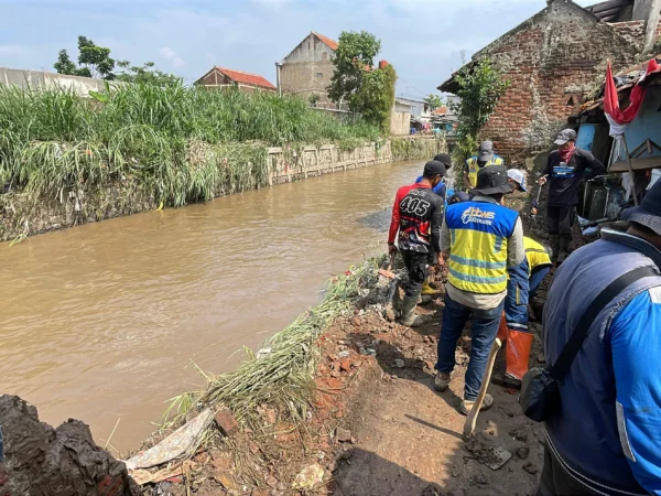 Tanggul Sungai Cigede Kembali Jebol, 337 KK di Kampung Lamajang Dayeuhkolot Terdampak Banjir. Foto Agi