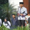 Pj Wali Kota Bogor, Hery Antasari saat berpidato dalam peringatan HUT PGRI ke-79 sekaligus HGN 2024 di Plaza Balai Kota Bogor, Senin (25/11). (Yudha Prananda / Jabar Ekspres)