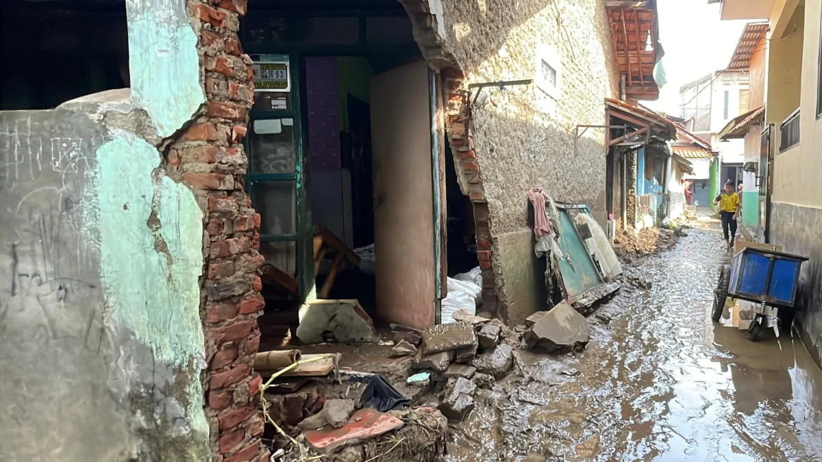 Kondisi rumah Agus yang rusak akibat jebolnya tanggul air Sungai Cigede yang masuk ke kampung Lamajang Peuntas, Desa Citereup, Kecamatan Dayeuhkolot, Kabupaten Bandung, Senin (25/11). Foto Agi