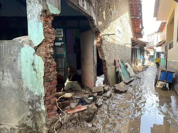 Kondisi rumah Agus yang rusak akibat jebolnya tanggul air Sungai Cigede yang masuk ke kampung Lamajang Peuntas, Desa Citereup, Kecamatan Dayeuhkolot, Kabupaten Bandung, Senin (25/11). Foto Agi