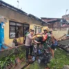 Proses evakuasi seorang warga yang menjadi korban kebakaran dan mengalami luka bakar di wilayah Kampung Sukamulya, RT01 RW13, Desa Cinunuk, Kecamatan Cileunyi, Kabupaten Bandung.