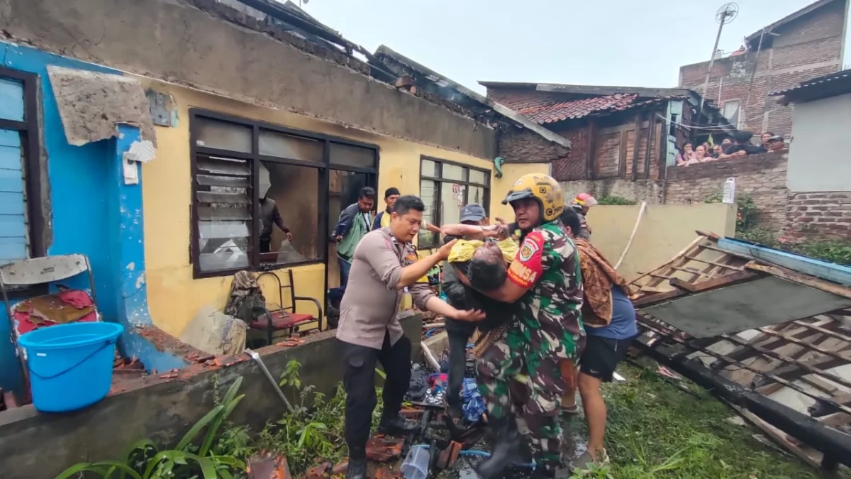 Proses evakuasi seorang warga yang menjadi korban kebakaran dan mengalami luka bakar di wilayah Kampung Sukamulya, RT01 RW13, Desa Cinunuk, Kecamatan Cileunyi, Kabupaten Bandung.