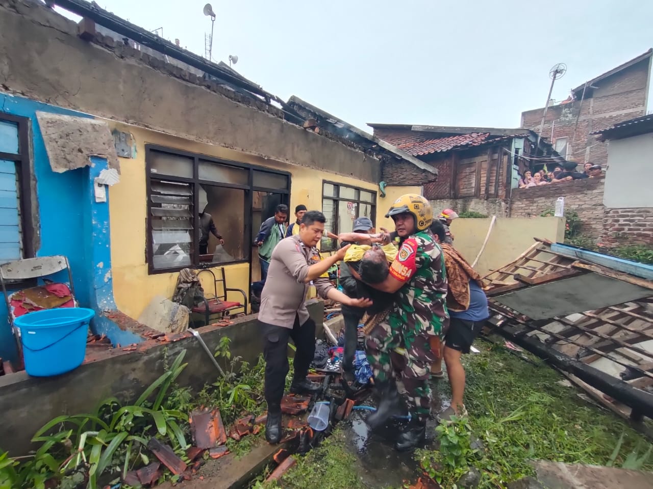 Proses evakuasi seorang warga yang menjadi korban kebakaran dan mengalami luka bakar di wilayah Kampung Sukamulya, RT01 RW13, Desa Cinunuk, Kecamatan Cileunyi, Kabupaten Bandung.