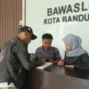 Arif saat melapor ke Kantor Bawaslu Kota Bandung, Senin (25/11)