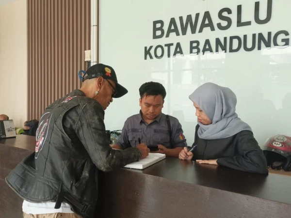 Arif saat melapor ke Kantor Bawaslu Kota Bandung, Senin (25/11)