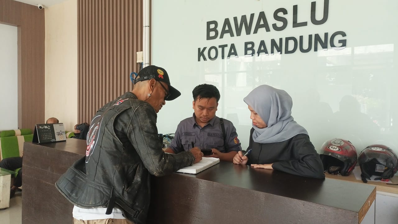 Arif saat melapor ke Kantor Bawaslu Kota Bandung, Senin (25/11)