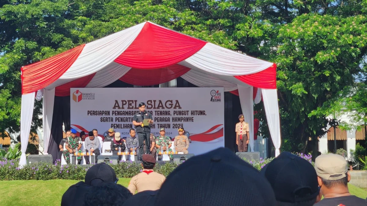 Ketua Bawaslu Kota Bogor, Herdiyatna saat memimpin Apel Siaga Pengawasan Pilkada Serentak, di Alun-alun Kota Bogor, Senin (25/11). (Yudha Prananda / Jabar Ekspres)