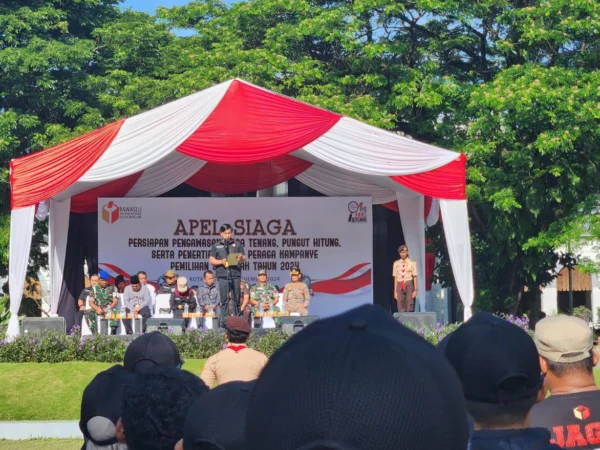 Ketua Bawaslu Kota Bogor, Herdiyatna saat memimpin Apel Siaga Pengawasan Pilkada Serentak, di Alun-alun Kota Bogor, Senin (25/11). (Yudha Prananda / Jabar Ekspres)