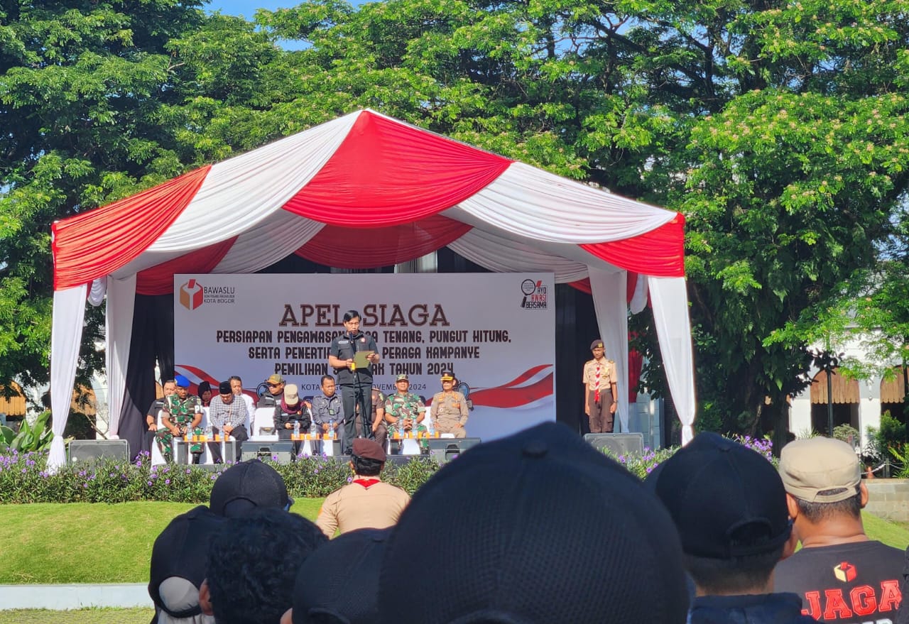 Ketua Bawaslu Kota Bogor, Herdiyatna saat memimpin Apel Siaga Pengawasan Pilkada Serentak, di Alun-alun Kota Bogor, Senin (25/11). (Yudha Prananda / Jabar Ekspres)