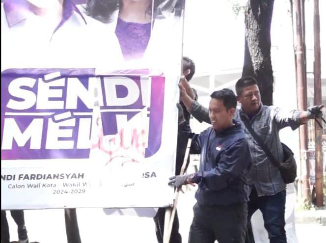 Calon Wali Kota Bogor, Nomor Urut 1, Sendi Fardiansyah bersama tim saat mencopot APK Sendi-Melli. (Yudha Prananda / Istimewa)