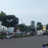 Sejumlah APK yang masih terpajang di kawasan Jalan Soekarno Hatta dekat Kantor KPU Kota Bandung di Hari Tenang.