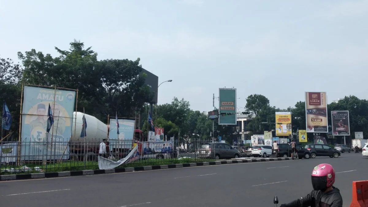 Sejumlah APK yang masih terpajang di kawasan Jalan Soekarno Hatta dekat Kantor KPU Kota Bandung di Hari Tenang.