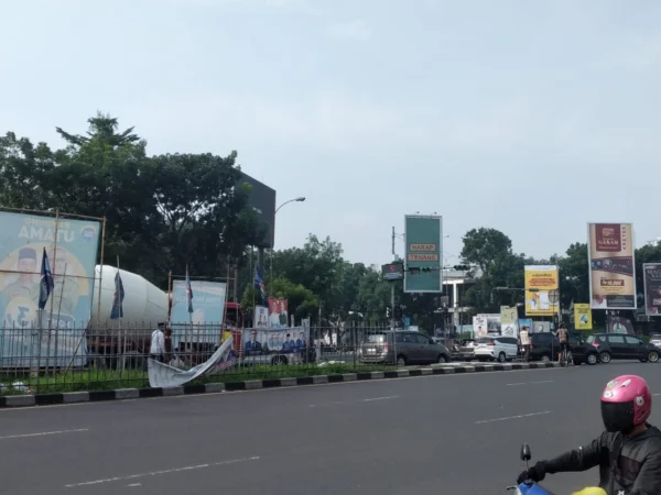 Sejumlah APK yang masih terpajang di kawasan Jalan Soekarno Hatta dekat Kantor KPU Kota Bandung di Hari Tenang.