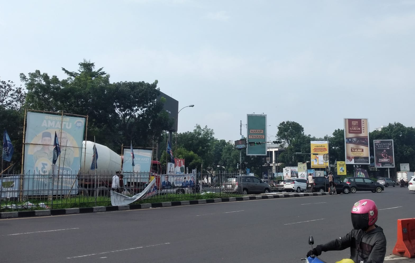 Sejumlah APK yang masih terpajang di kawasan Jalan Soekarno Hatta dekat Kantor KPU Kota Bandung di Hari Tenang.