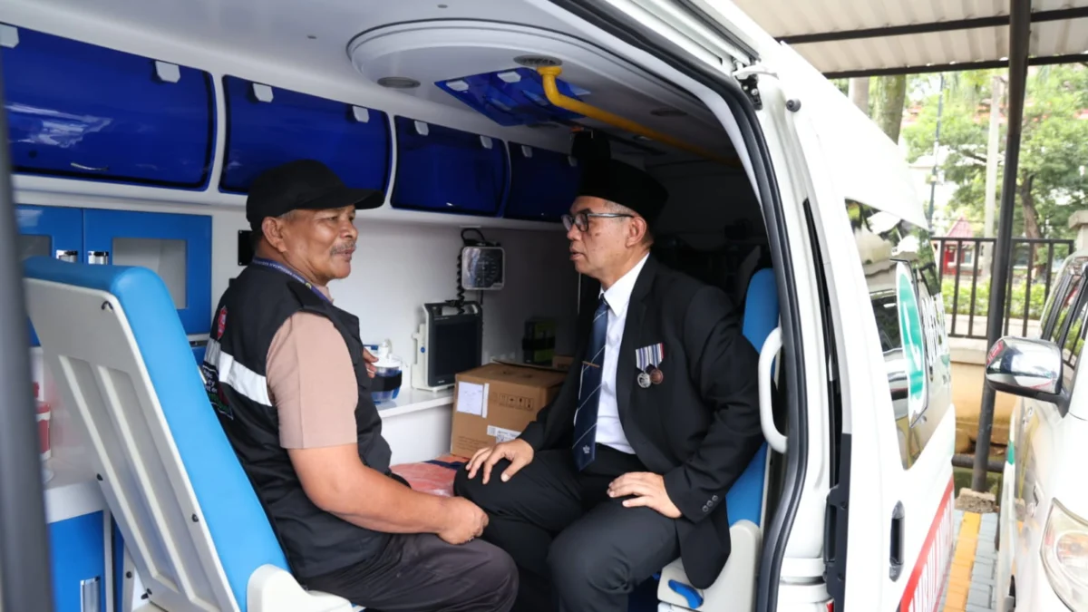 Sekda Kabupaten Bogor, Ajat Rochmat Jatnika saat memeriksa tim kesehatan dan mobil ambulans di Kantor Dinkes. Foto : Diskominfo