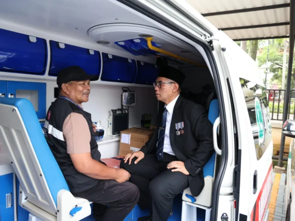 Sekda Kabupaten Bogor, Ajat Rochmat Jatnika saat memeriksa tim kesehatan dan mobil ambulans di Kantor Dinkes. Foto : Diskominfo