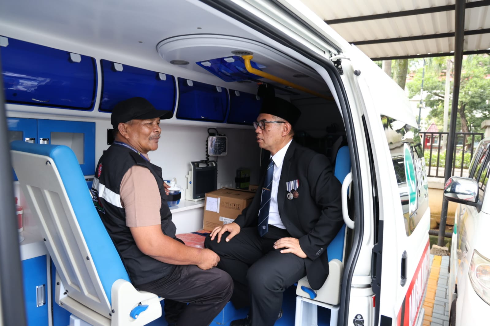 Sekda Kabupaten Bogor, Ajat Rochmat Jatnika saat memeriksa tim kesehatan dan mobil ambulans di Kantor Dinkes. Foto : Diskominfo