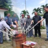 Perwakilan KPU Kota Bogor, Bawaslu dan Sekda Kota Bogor melakukan pemusnahan Surat Suara rusak, Selasa (26/11). (Yudha Prananda / Jabar Ekspres)