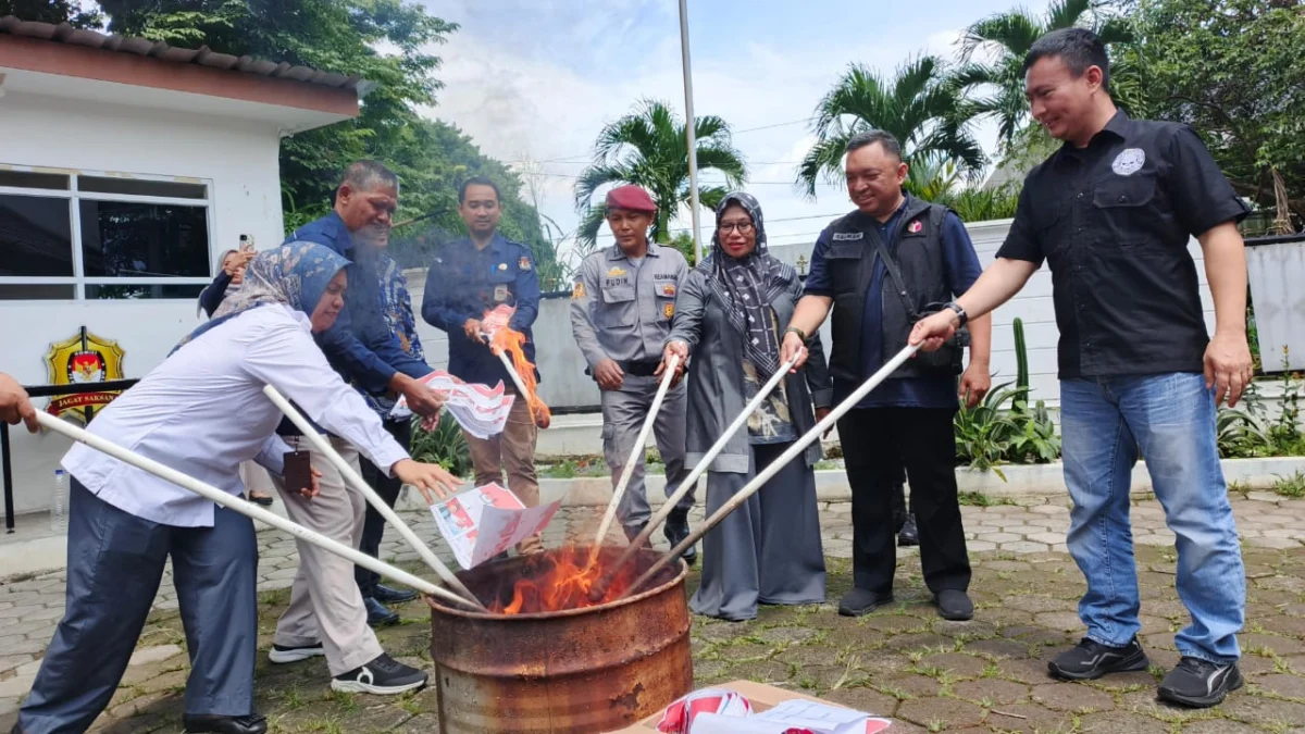 Perwakilan KPU Kota Bogor, Bawaslu dan Sekda Kota Bogor melakukan pemusnahan Surat Suara rusak, Selasa (26/11). (Yudha Prananda / Jabar Ekspres)