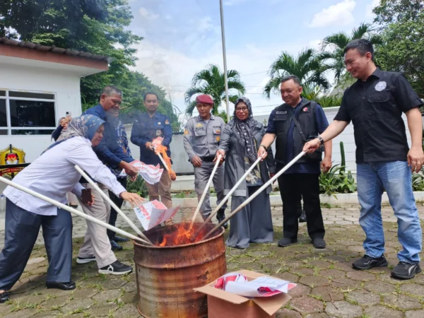 Perwakilan KPU Kota Bogor, Bawaslu dan Sekda Kota Bogor melakukan pemusnahan Surat Suara rusak, Selasa (26/11). (Yudha Prananda / Jabar Ekspres)