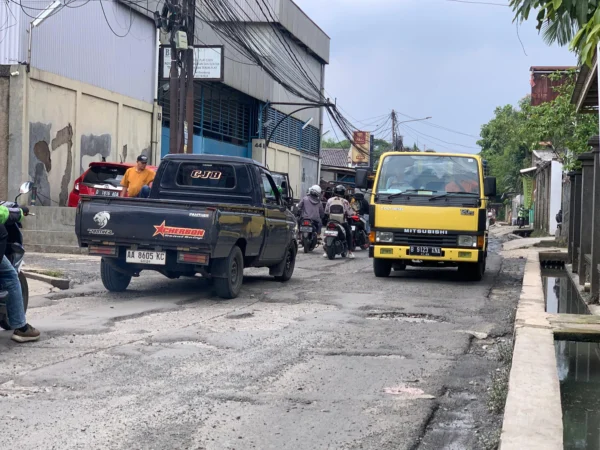 Imbas jalan rusak, kerap terjadi kemacetan di wilayah Cingised, Cisaranten Endah (Sadam Husen / Jabar Ekspres)