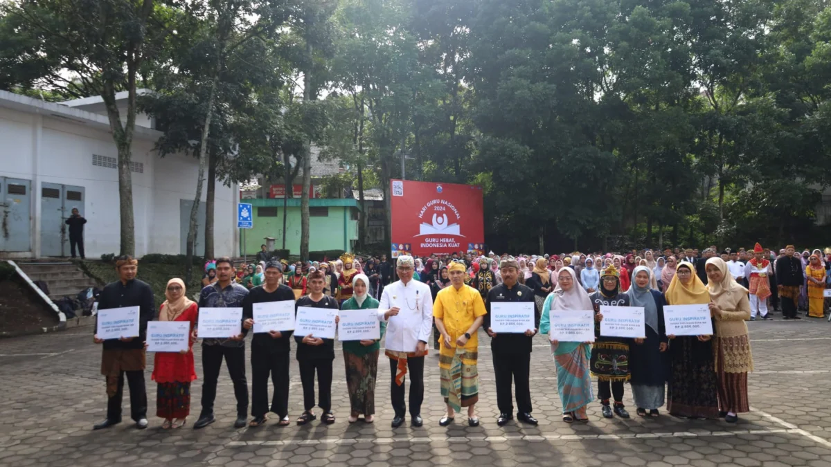 Pj Wali Kota Cimahi, Dicky Saromi bersama para Guru se-Kota Cimahi usai Apel Peringatan Hari Guru Nasional di Pemkot Cimahi (mong)