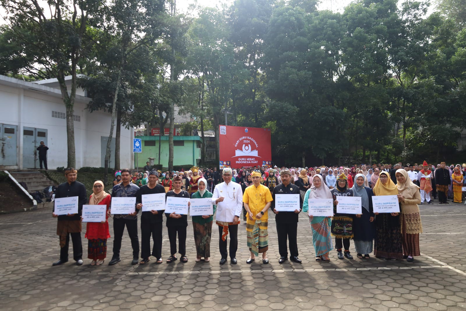 Pj Wali Kota Cimahi, Dicky Saromi bersama para Guru se-Kota Cimahi usai Apel Peringatan Hari Guru Nasional di Pemkot Cimahi (mong)