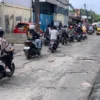 Kondisi jalan di wilayah Cingised, Cisaranten Endah, Kota Bandung (Sadam Husen / JE)