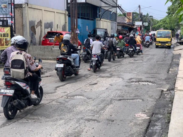 Kondisi jalan di wilayah Cingised, Cisaranten Endah, Kota Bandung (Sadam Husen / JE)