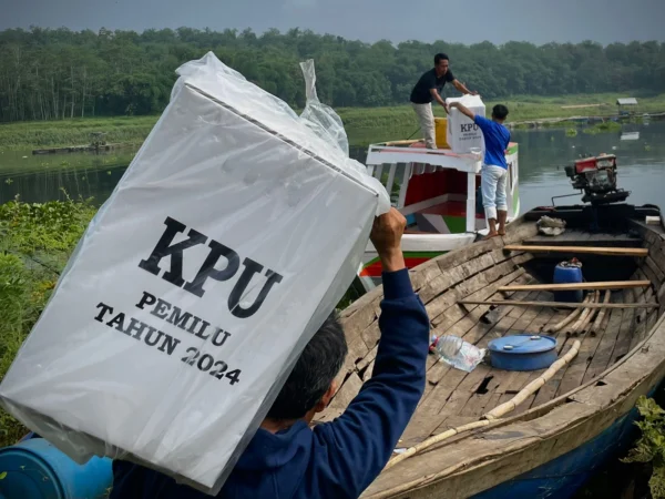 Pendistribusian logistik Pilkada KBB ke Kampung Cijuhung kembali pakai perahu. Dok Jabar Ekspres