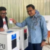 Calon Bupati Nomor Urut 1 Sahrul Gunawan saat melaksanakan pencoblosan di TPS 14, Desa Pamekaran, Kecamatan Soreang, Kabupaten Bandung. Foto Agi