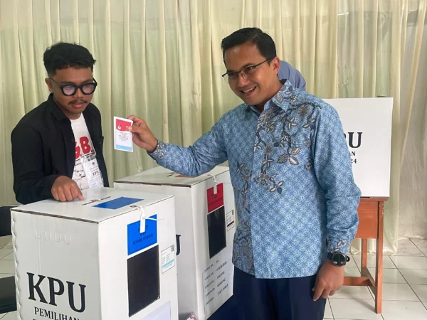 Calon Bupati Nomor Urut 1 Sahrul Gunawan saat melaksanakan pencoblosan di TPS 14, Desa Pamekaran, Kecamatan Soreang, Kabupaten Bandung. Foto Agi