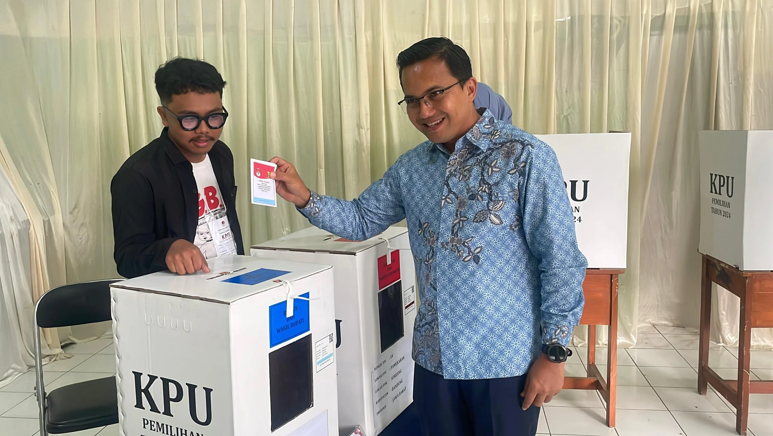 Calon Bupati Nomor Urut 1 Sahrul Gunawan saat melaksanakan pencoblosan di TPS 14, Desa Pamekaran, Kecamatan Soreang, Kabupaten Bandung. Foto Agi