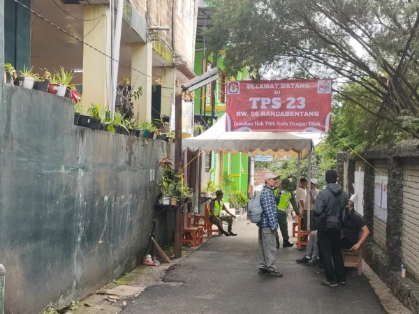 Dok. Situasi terkini TPS 23 RW 06 Rancabentang, yang menjadi tempat pencoblosan Ridwan Kamil dan keluarga. Rabu (27/11). Foto. Sandi Nugraha