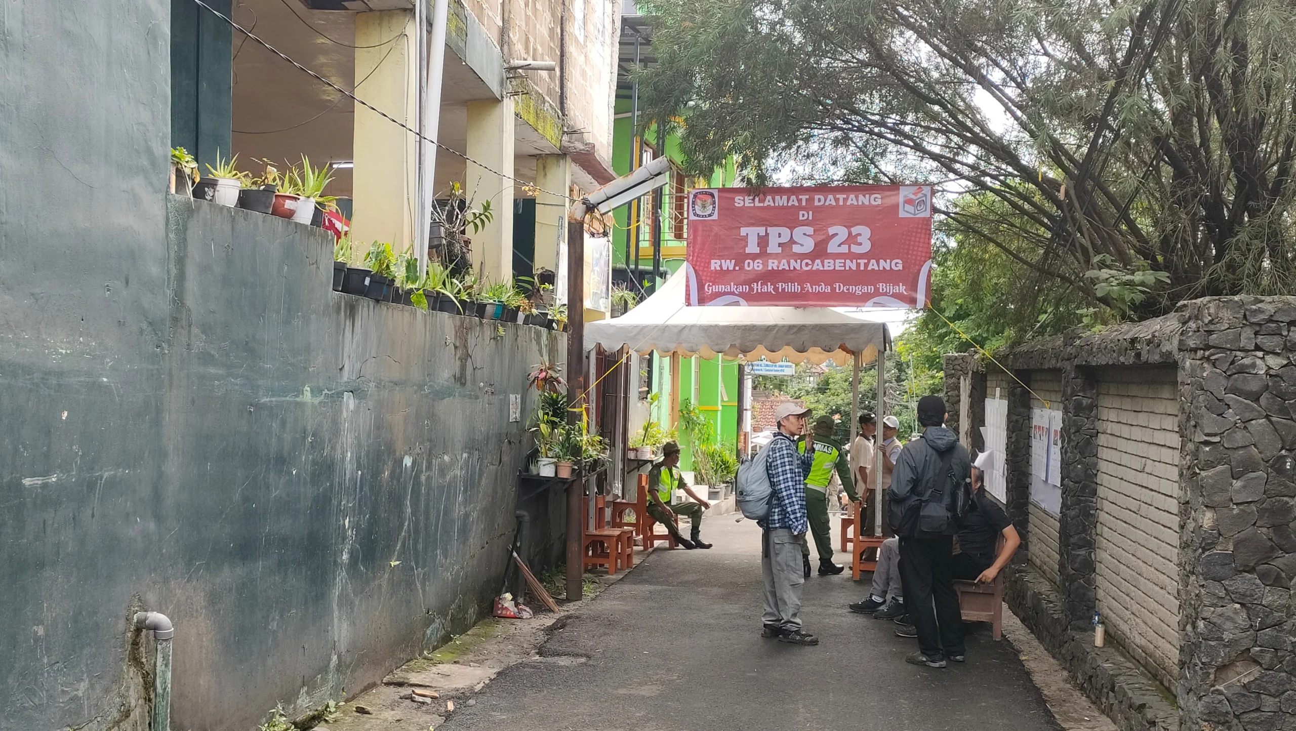 Dok. Situasi terkini TPS 23 RW 06 Rancabentang, yang menjadi tempat pencoblosan Ridwan Kamil dan keluarga. Rabu (27/11). Foto. Sandi Nugraha