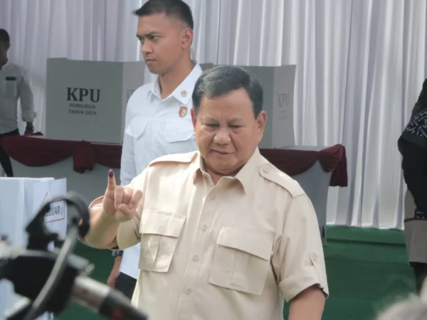 Prabowo usai mencoblos di TPS 008 Bojong Koneng, kecamatan Babakan Madang, Kabupaten Bogor, Rabu (27/11) Foto : Sandika /Jabarekspres.com