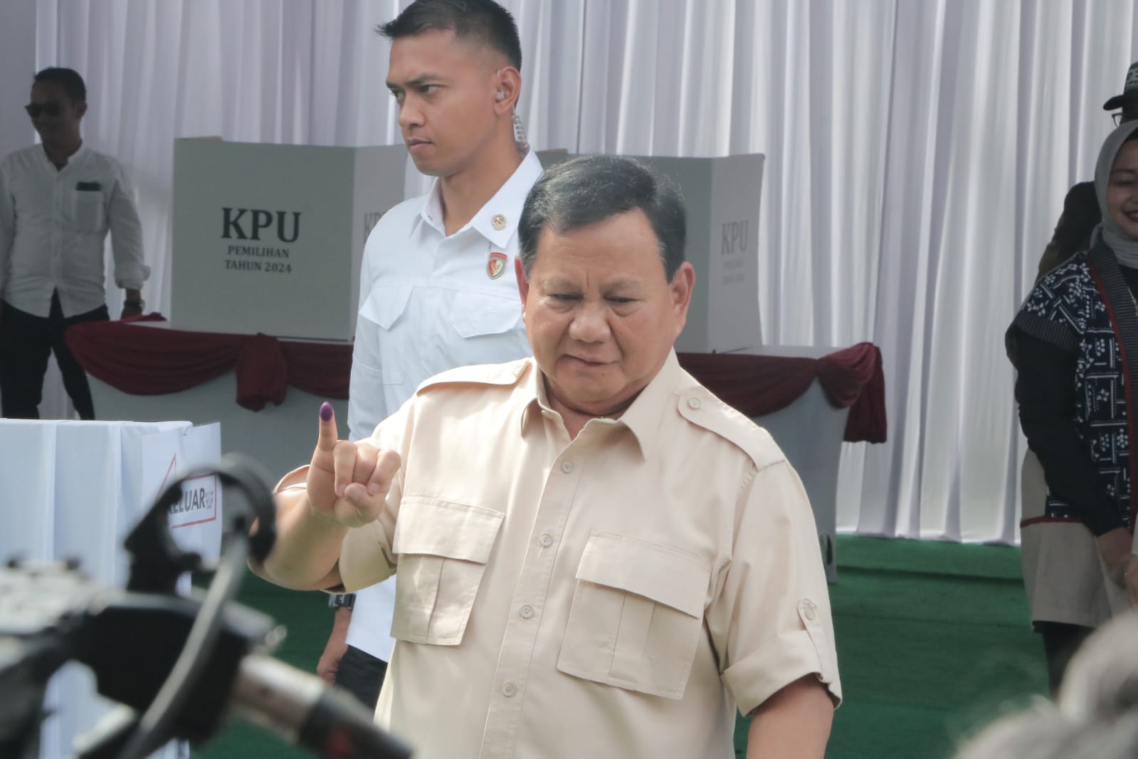 Prabowo usai mencoblos di TPS 008 Bojong Koneng, kecamatan Babakan Madang, Kabupaten Bogor, Rabu (27/11) Foto : Sandika /Jabarekspres.com