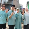 Calon Bupati Bandung Nomor Urut 2, Dadang Supriatna saat foto bersama keluarganya usai gunakan hak pilihnya di lokasi TPS wilayah Desa Tegalluar, Kecamatan Bojongsoang, Kabupaten Bandung. (Jabar Ekspres)