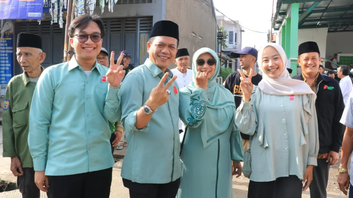 Calon Bupati Bandung Nomor Urut 2, Dadang Supriatna saat foto bersama keluarganya usai gunakan hak pilihnya di lokasi TPS wilayah Desa Tegalluar, Kecamatan Bojongsoang, Kabupaten Bandung. (Jabar Ekspres)