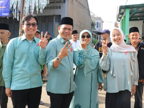 Calon Bupati Bandung Nomor Urut 2, Dadang Supriatna saat foto bersama keluarganya usai gunakan hak pilihnya di lokasi TPS wilayah Desa Tegalluar, Kecamatan Bojongsoang, Kabupaten Bandung. (Jabar Ekspres)