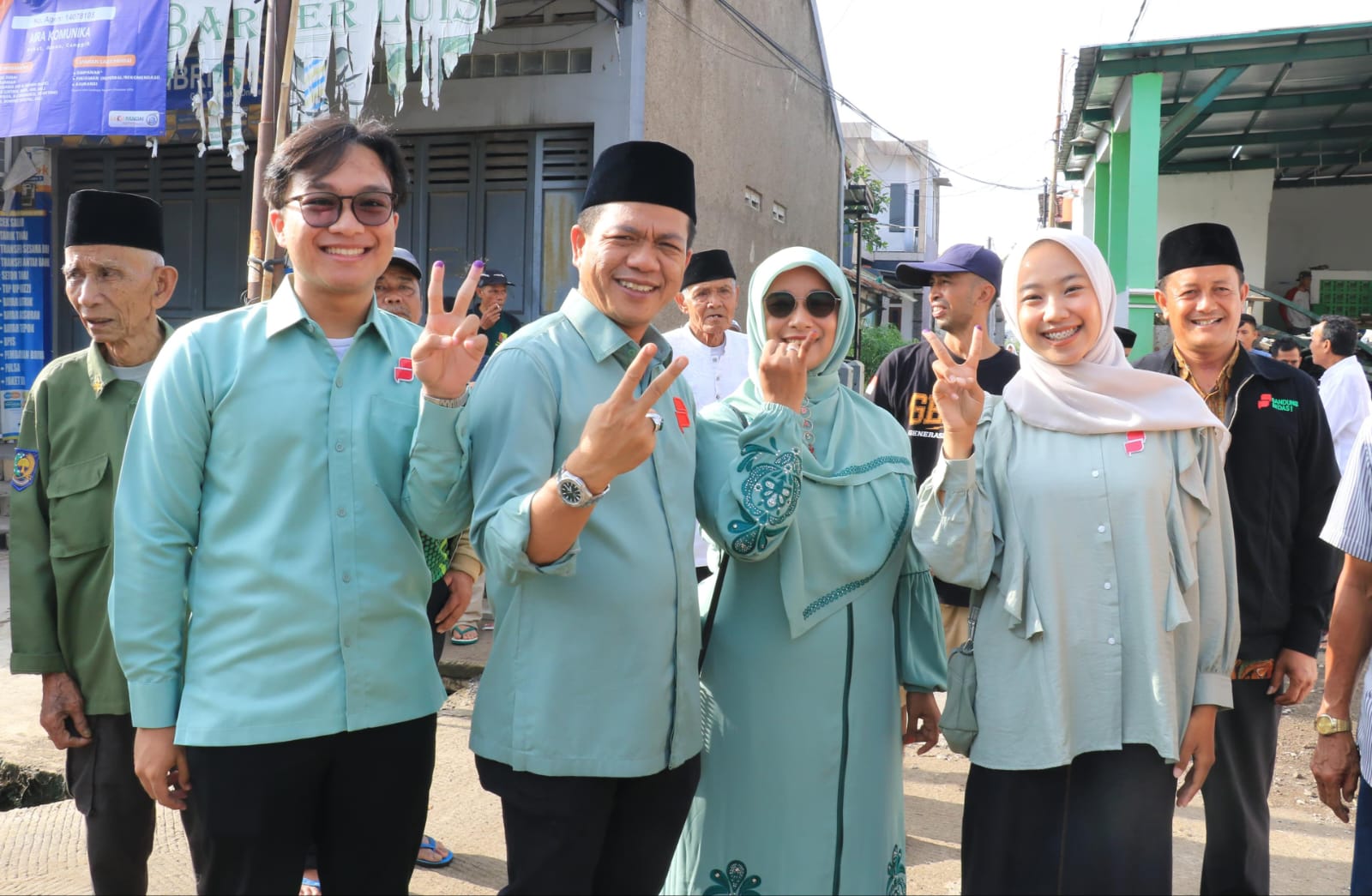 Calon Bupati Bandung Nomor Urut 2, Dadang Supriatna saat foto bersama keluarganya usai gunakan hak pilihnya di lokasi TPS wilayah Desa Tegalluar, Kecamatan Bojongsoang, Kabupaten Bandung. (Jabar Ekspres)