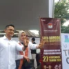 Hengky Kurniawan ditemani istrinya Sonya Fatmala saat menyalurkan hak pilihnya di TPS 15.. Rabu (27/11). Dok Jabar Ekspres